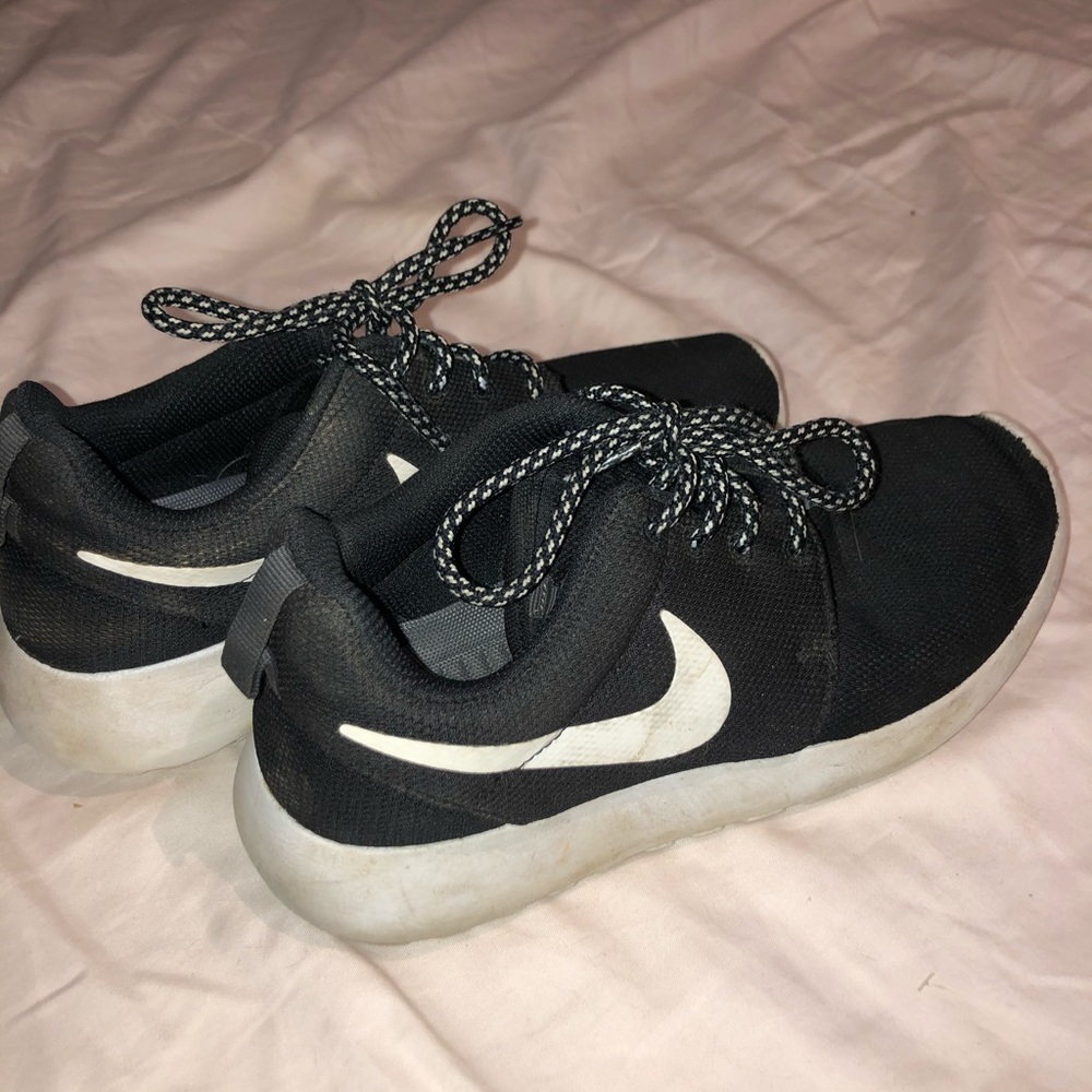Black nike tennis shoes